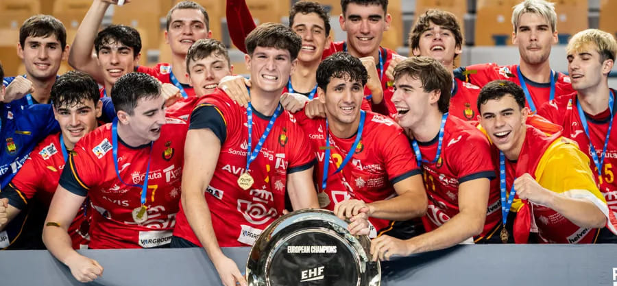 Испания уверенно победила Португалию в финале мужского молодёжного чемпионата Европы (U-20) в Целе, на третьем месте — Дания