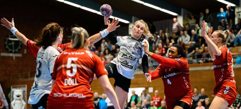 Германия. Лидер женской бундеслиги "Битигхайм" к перерыву матча с "Тюрингером" вёл 9 мячей, но не удержал преимущество