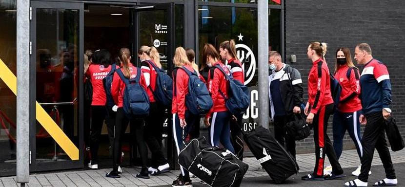 Женская сборная России прилетела в Нидерланды, где выступит на товарищеском турнире. Состав сократился до 18 гандболисток