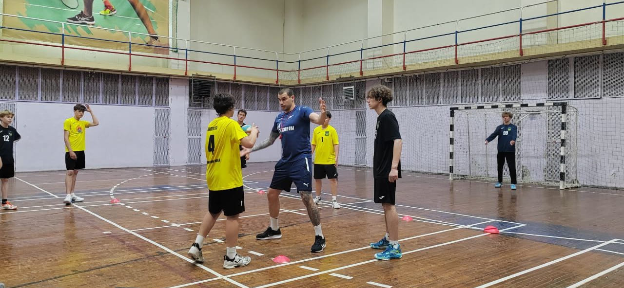 Четырёхкратный чемпион России Дмитрий Киселёв посетил детские соревнования во Владивостоке и провёл мастер-класс