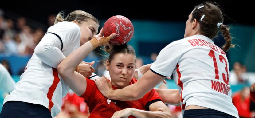 Норвежки реабилитировались, датчанки призадумались. Претендентки на медали — в шаге от разгрома