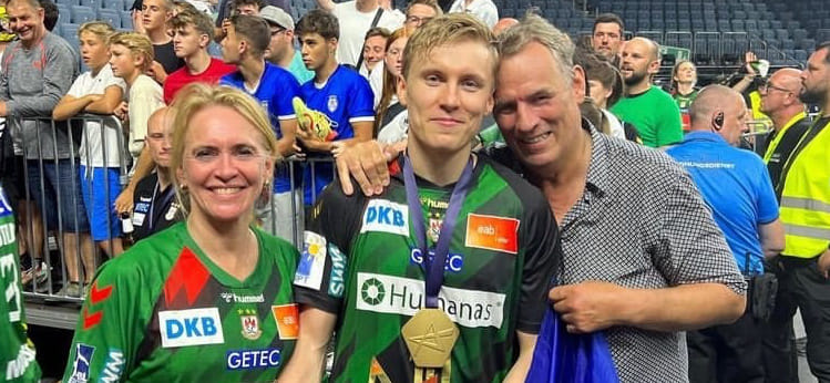 Ещё один заложник, олимпийская медаль в футболе и мама-министр. Гисли Кристьянссон — новая звезда