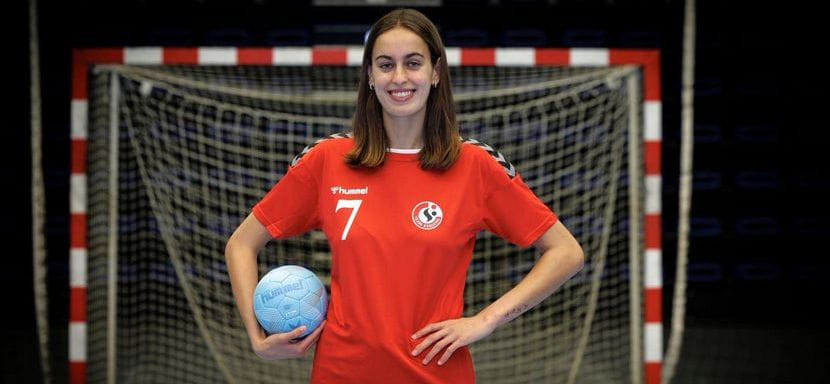 Дания. "Эсбьерг" нашёл замену травмированной Метте Транборг. Это 18-летняя Лусиана Ребелу из Португалии