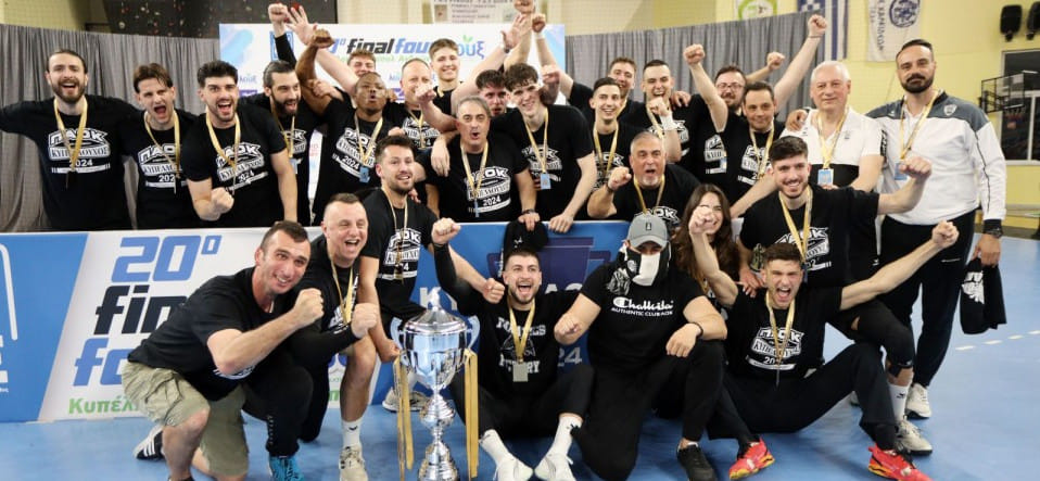 Греция. ПАОК по ходу второго тайма финала Кубка уступал 4 мяча, но обыграл "Монте Драму" и впервые за семь лет завоевал трофей