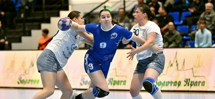 Сегодня в женском чемпионате России в одно время состоятся матчи в Ижевске и Тольятти. Лидер "Ростов-Дон" сыграет в Москве против "Луча"