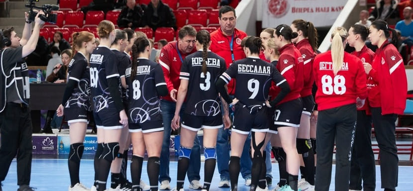 В женском чемпионате России "Астраханочка" добилась важной победы над "Черноморочкой" и сравнялась с соперницами по очкам