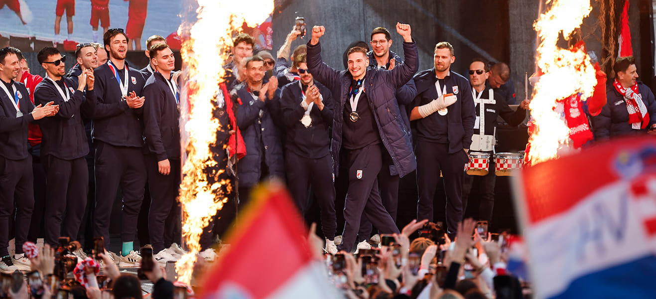 Цыган, два ящика пива, учёный Кот и поверженная Европа. Топ-10 рецензий БЦ в 2025-м