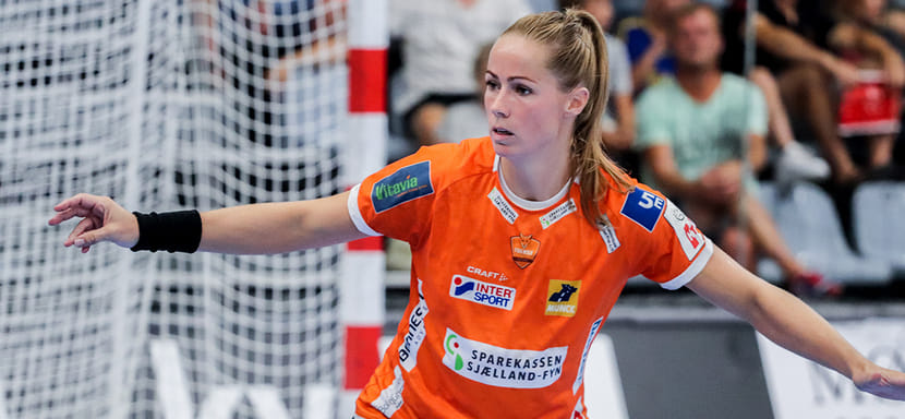 Delo Лига чемпионов. Камилла Ларсен: "Играть на выезде — это что-то особенное. Жду матча с "Дьером". Его арена вызывает мурашки по коже"