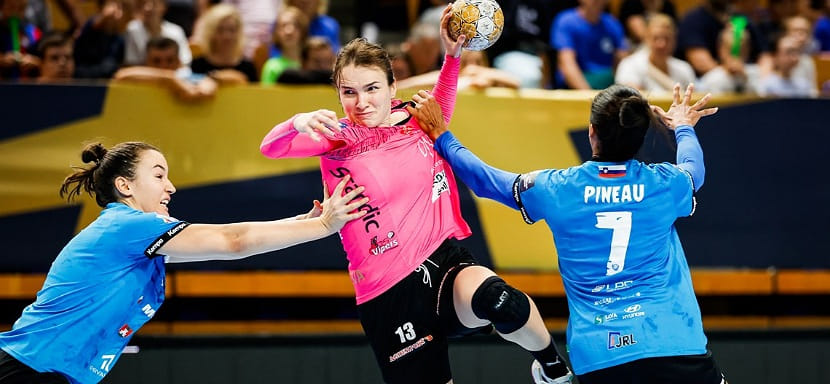 Лига чемпионов. "Дьёр" уверенно переиграл "Оденсе", "Крим" и "Кристиансанд" сыграли вничью. На счету Вяхиревой 6 мячей, Дмитриева вне заявки