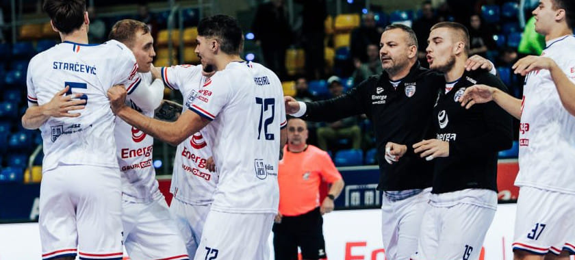 Во втором матче 14-го тура чемпионата Польши "Калиш" на своей площадке оказался сильнее "Пётрковянина"