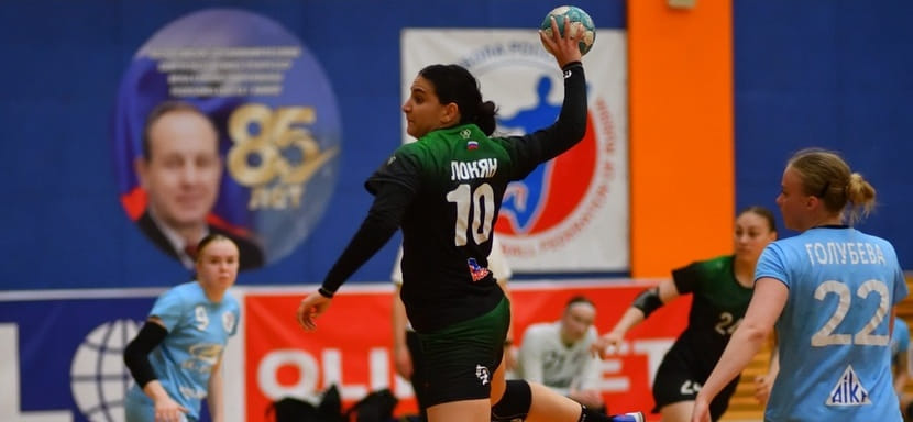 Экс-линейная "Ростова" Анна Локян подписала полноценный контракт с майкопским АГУ-"Адыиф". Ранее она была в аренде