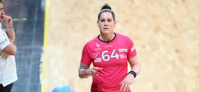 Франция. Капитан Александра Лякрабер и сенегалка Раиса Дапина летом покинут "Флери"