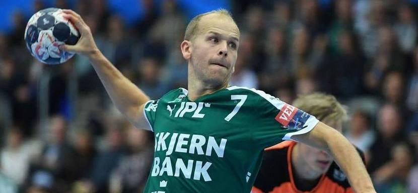 Дания. У левого крайнего "Скьерна" Андерса Эггерта повреждение голеностопа