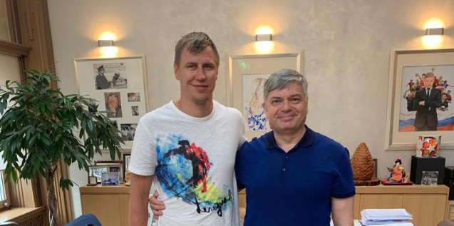 Глава Федерации гандбола России Сергей Шишкарев встретился с капитаном мужской сборной Даниилом Шишкаревым