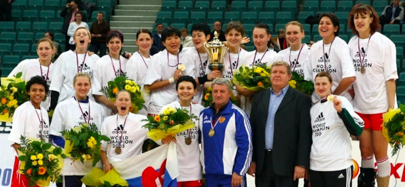 ЧМ-2005 в Санкт-Петербурге: сопровождение милиции, ледовые арены и триумфальный ход "Красной машины"