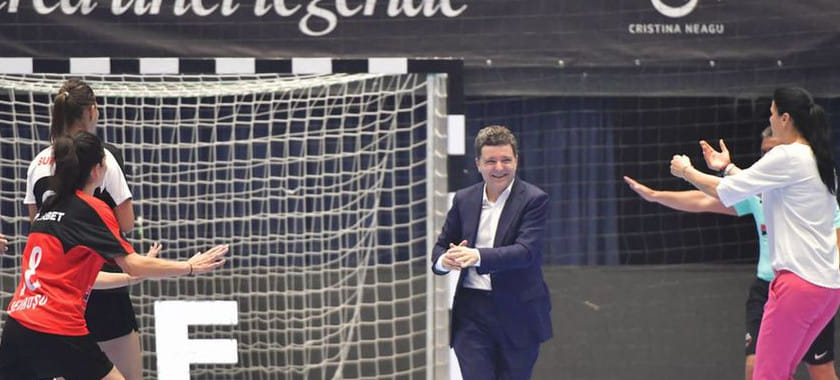 "Мяч сильно прилип к руке". Новый президент Румынии Никушор Дан посетил прощальный матч Кристины Нягу и не забросил 7-метровый