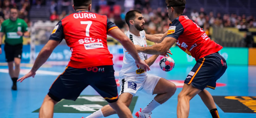 Сборная Франции разгромила команду Чехии, Испания одолела Сербию в стартовых матчах мужского чемпионата Европы-2026