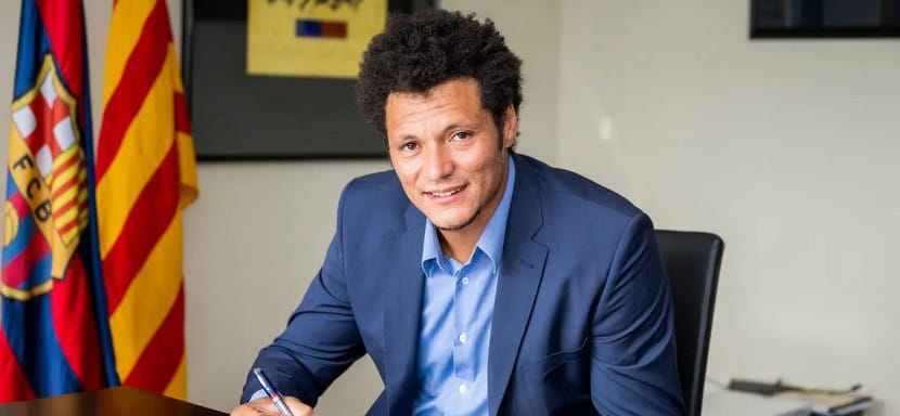 Испания. Один из лучших защитников мира бразилец Тиагус Дос Сантос продлил контракт с "Барселоной"