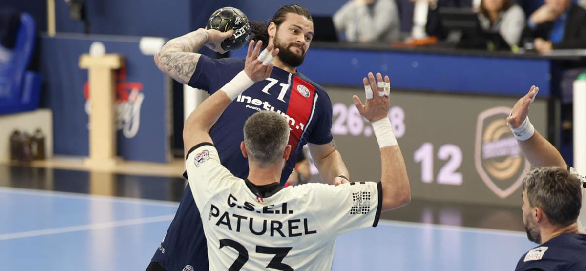 Франция. "ПСЖ" растерял преимущество в шесть мячей, но всё-таки победил "Шамбери" с разницей в один гол. Элоим Пранди отличился 10 раз