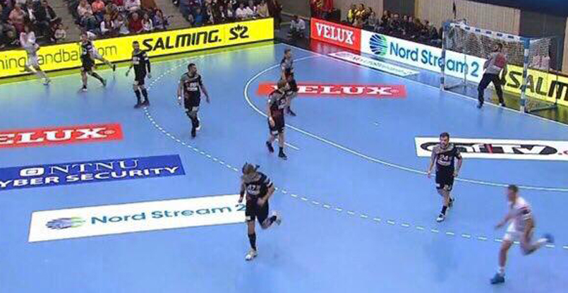 Лига чемпионов. Судьи не отреагировали на появление на площадке восьми игроков бухарестского "Динамо" в матче с "Элверумом"