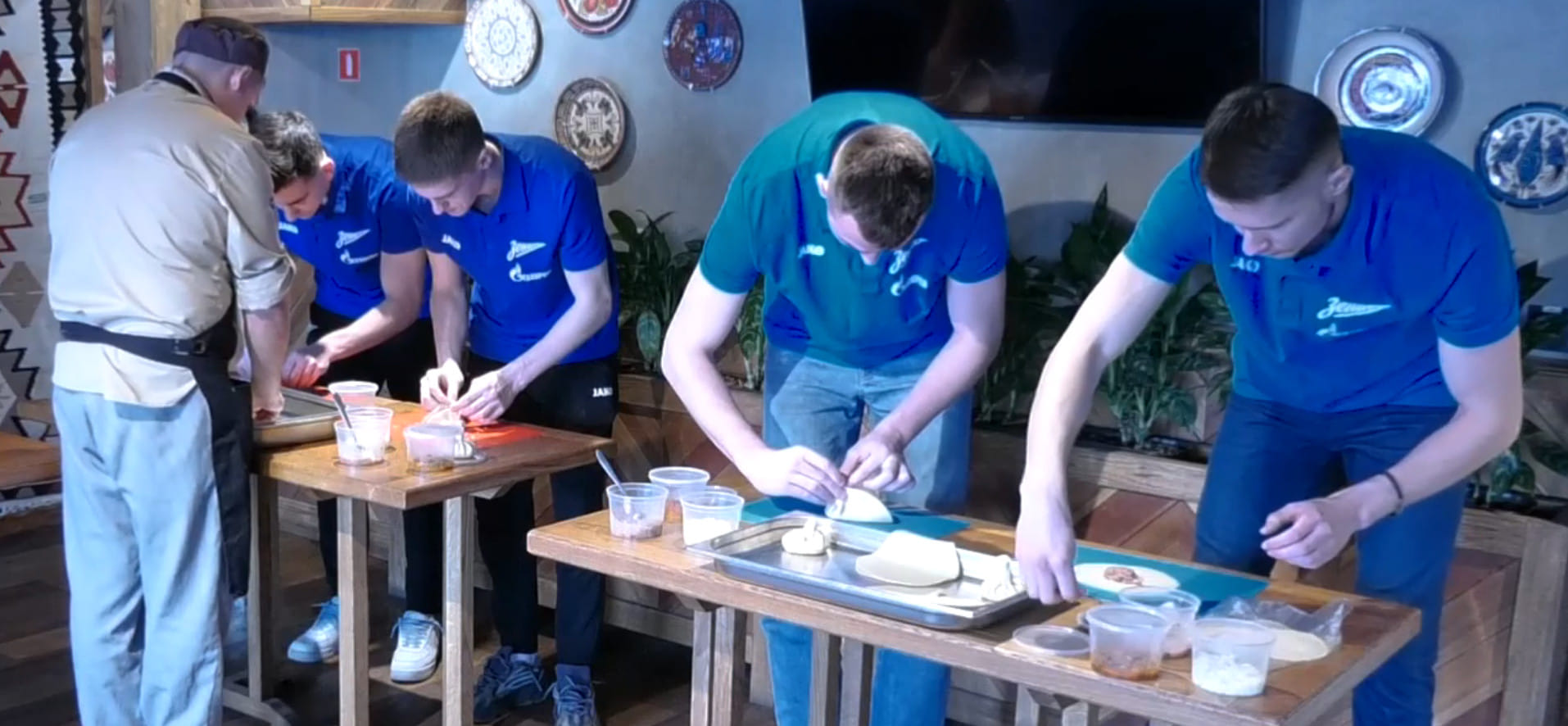 Россия. Гандболисты основной и молодёжной команд "Зенита" посоревновались в рамках кулинарного мастер-класса (ВИДЕО)