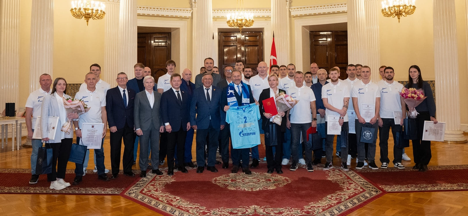 Глава Законодательного Собрания Санкт-Петербурга Александр Бельский наградил "Зенит" за победу в чемпионате России-2024/25