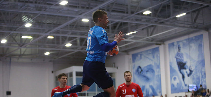 Правый крайний "Невы" Кирилл Воронин: "Да какая мне сборная? Там есть кому играть! На моей позиции среди молодых ищут подмену Дане Шишкареву"
