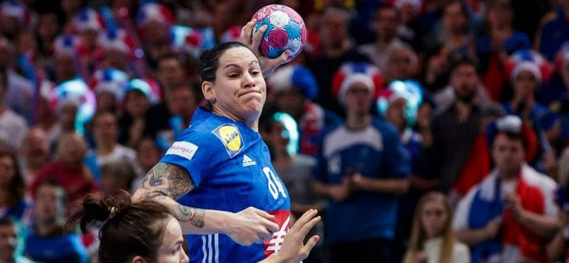 Румыния. Официально. Олимпийская чемпионка в составе сборной Франции правая полусредняя Александра Лякрабер продолжит карьеру в "Рапиде"