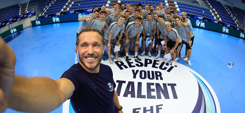 3-кратный победитель Лиги чемпионов, экс-капитан "Барселоны" Виктор Томас провёл мастер-класс в рамках программы ЕГФ "Уважай свой талант"