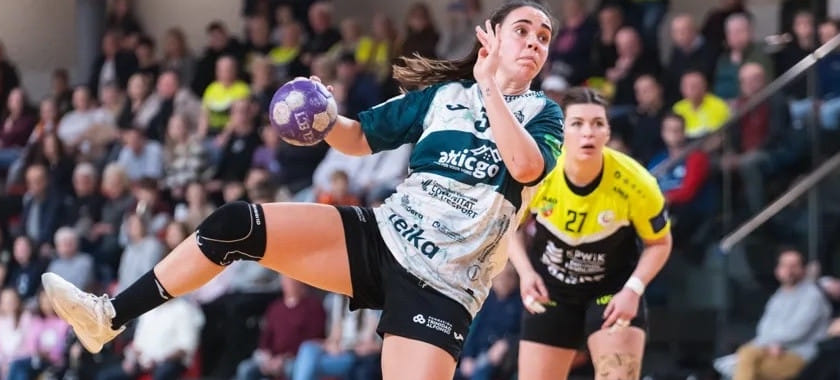 "Малага" обыграла сербский "Бор", а "Салерно" уступил чешской "Газене Кинжварт" в первых матчах 1/8 финала Кубка ЕГФ