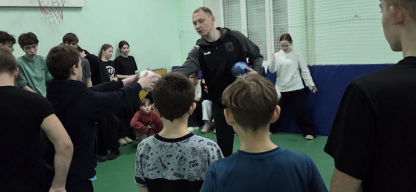 В ивановском детском доме состоялся гандбольный мастер-класс с участием Василия Филиппова