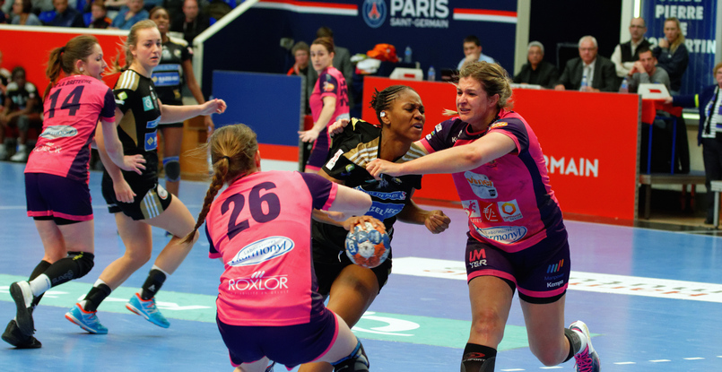 Франция. 19-летняя разыгрывающая Дебора Лассурс заключила профессиональный контракт с "Пари-92"