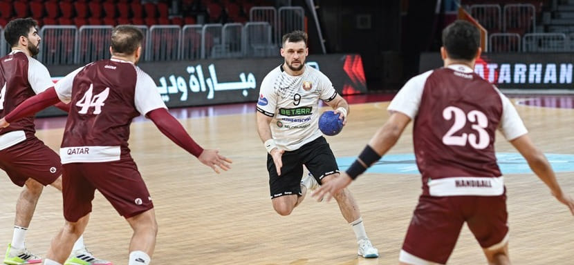 Мужская сборная Беларуси в матче с малым количеством заброшенных мячей добилась победы над национальной командой Катара