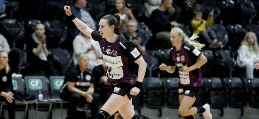 Дания. Завершился третий тур женского чемпионата страны. "Хернинг-Икаст" обыграл "Рандерс" и продолжает идти без потерь