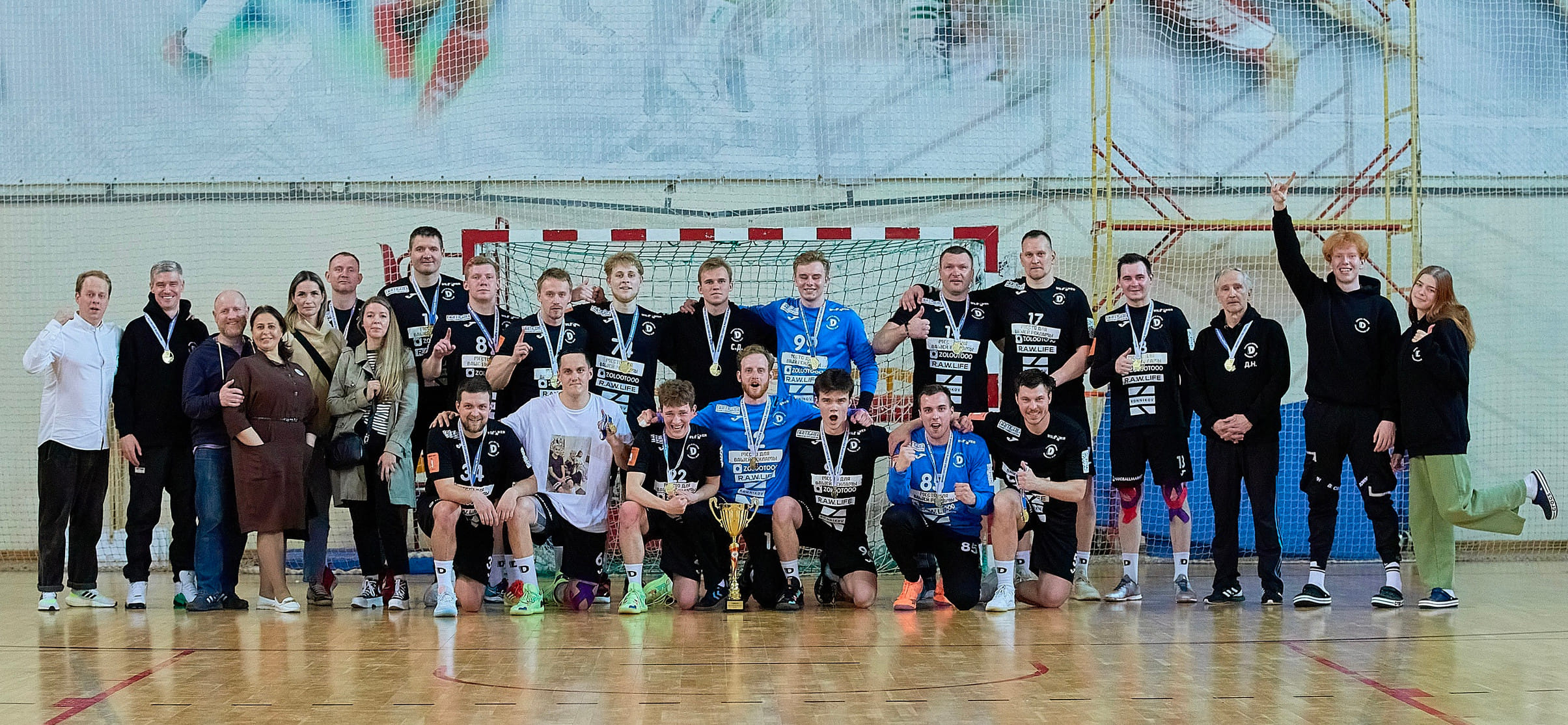 Первая лига. "Все играют в зрелищный гандбол…" Золото "Дворца", серебро "Кунцева" и уральские поиски