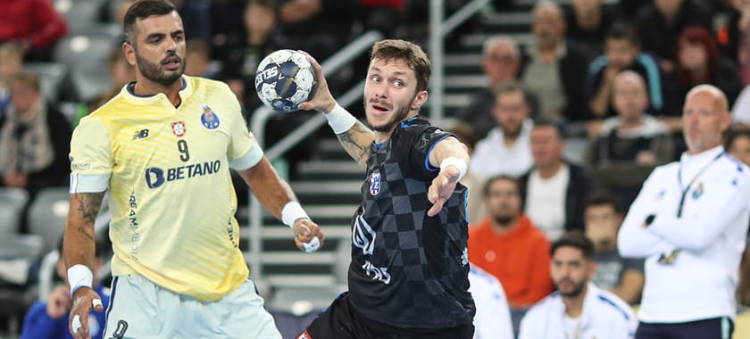 Лига чемпионов. В перенесённом матче "Загреб" в Португалии сыграет с "Порту". Команда Тимура Дибирова может оформить путёвку в плей-офф