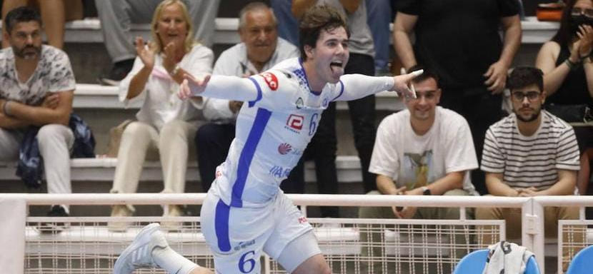 Испания. "Адемар" экс-рулевого БГК Даниэля Гордо пополнился 20-летним правым крайним "Сисне" (Д2) Карлосом Альваресом