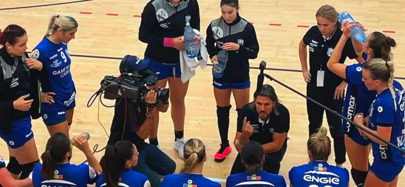 Румыния. "Бухарест" обыграл "Штиинцу" в чемпионате, не выпустив на площадку ни одной румынки. Кристина Нягу сидела на трибуне