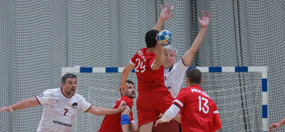 Стартовал новый сезон Федеральной гандбольной лиги среди любительских команд. В Москве состоялись матчи первого тура