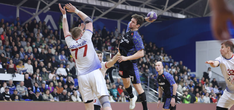 ЦСКА в упорной борьбе одолел на выезде ставропольский "Виктор". Линейный москвичей Вячеслав Касаткин забросил 10 мячей