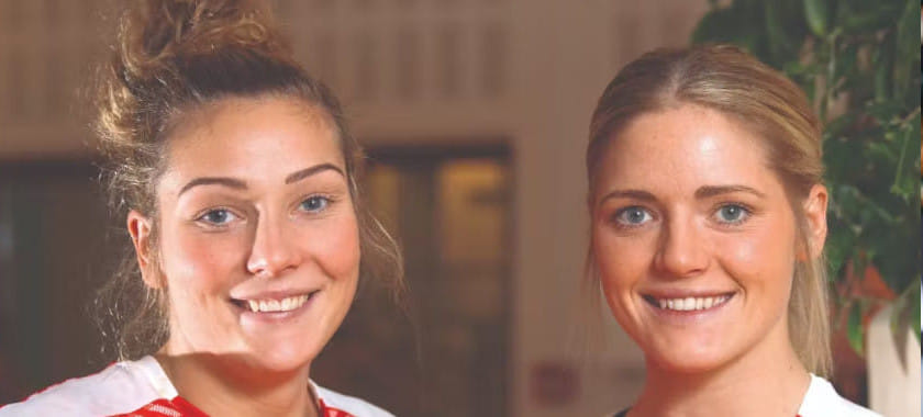 ЧМ-2023. "Йеспер забывает, что у нас две Иверсен". Сёстры Сара и Рикке в "Камень, ножницы, бумага" в тайм-ауте определили, кто выйдет на площадку (ВИДЕО)