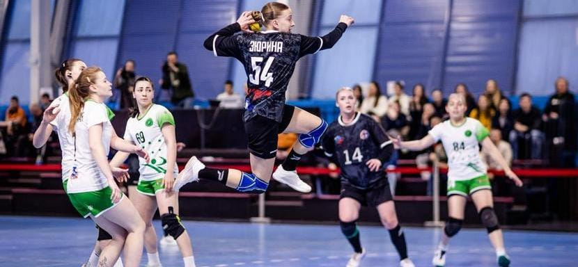 Полусредняя "Луча" Юлия Зюрина и её коллега по амплуа Никита Светлов из "Каустика" — открытия сезона-2024/25 по версии ФГР