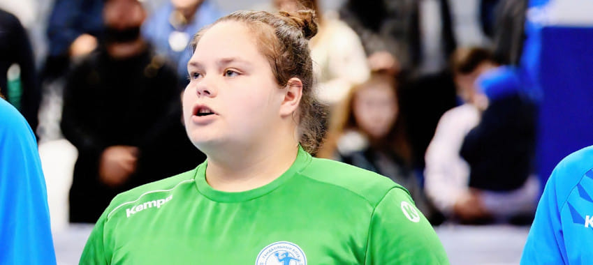 Россия. Елизавета Дяченко: "Если матч в Москве — сутки на поезде. А если нужен самолёт, опять же на автобусе едем до Сочи"