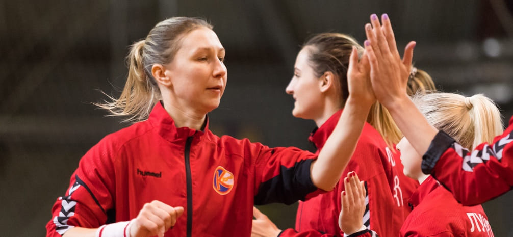 Кубок ЕГФ. Экс-гандболистка "Луча" 37-летняя разыгрывающая Анна Субботина возобновила спортивную карьеру и перешла в клуб из Израиля