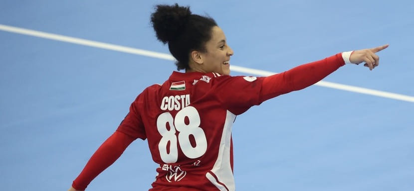 Венгрия. Правая крайняя "Дебрецена" Мариана Коста уже на второй минуте жёстко столкнулась с вратарём и была доставлена в больницу (ВИДЕО)