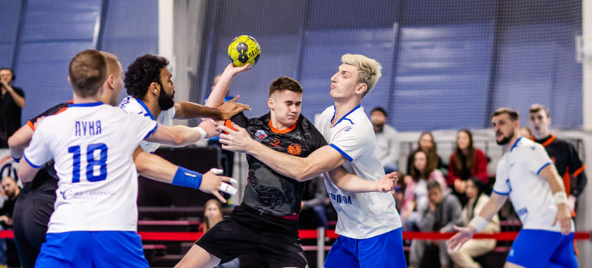 Петербургский "Зенит" в матче с 72 голами на выезде крупно обыграл "Академию". У вратарей гостей всего четыре сейва на двоих