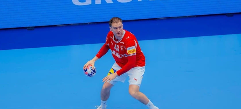 Левый полусредний "Фленсбурга" Симон Пютлик пропустит ближайшие матчи сборной Дании. Боль под рёбрами мешает ему с Евро-2026