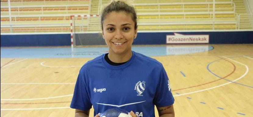 Правая крайняя сборной Бразилии Адриана Кардосо покинула испанскую "Бера-Беру" и продолжит карьеру в клубе Лиги чемпионов