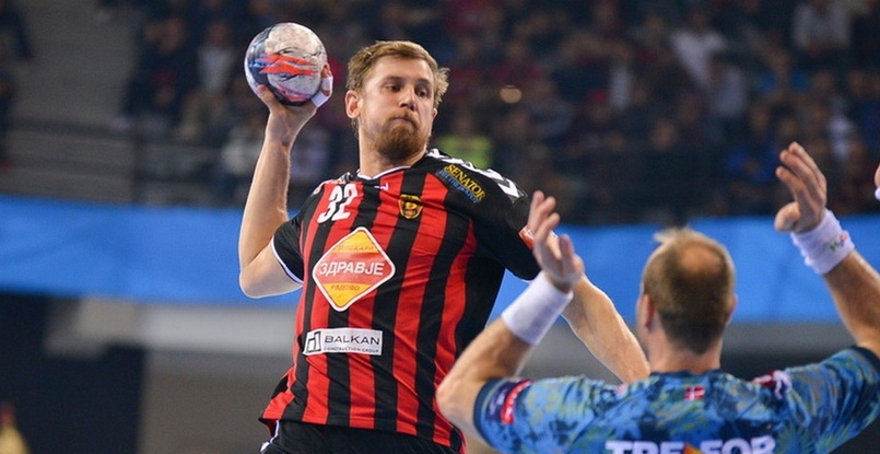 Полусредний "Вардара" Сергей Горбок и еще несколько игроков команды работают с инструктором по фитнесу