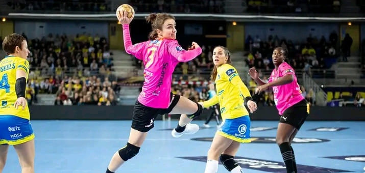 Франция. Источник. "Брест" ведёт переговоры с правой полусредней "Кристиансанда" Анной Вяхиревой и левой крайней "Меца" Клоэ Валентини